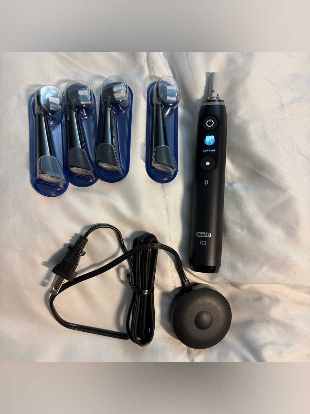Oral B iO SERIES 3 electric toothbrush set - handle , charger , & 4 brush heads